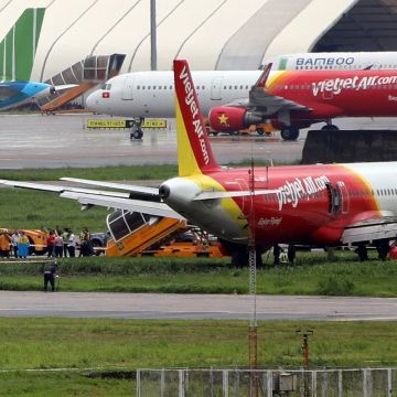 SCMP: Two foreign pilots suspended after VietJet plane skids off runway