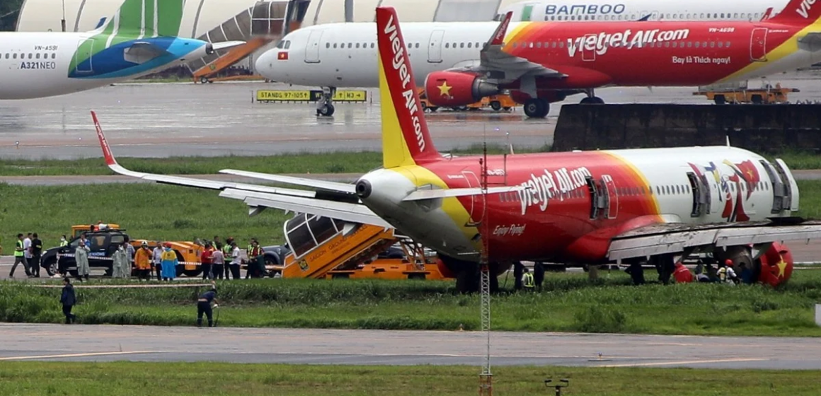 SCMP: Two foreign pilots suspended after VietJet plane skids off runway